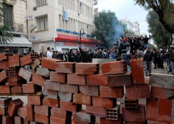 Mielenosoittajia barrikadeilla Tunisissa viime lauantaina, jolloin poliisi jälleen ampui kyynelkaasua ja varoituslaukauksia.