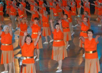 Eläkeläiset ry:n Kesäpäiviä vietettiin vuonna 2009 Jyväskylässä. Kuvassa pääjuhlan voimisteluesitys Paviljongissa.
