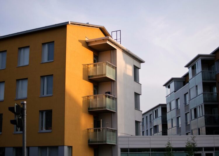 Eduskunnassa perustetun AHA:n hallitukseen kuuluu tutkijoita, asukasaktivisteja ja poliitikkoja kaikista eduskuntapuolueista kokoomusta lukuunottamatta. Yhden asian liikkeen tavoitteena on asumisen hinnan alentaminen.