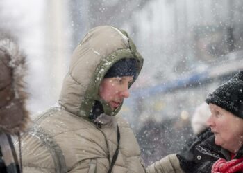 Paavo Arhinmäki sai perjantain vaalitilaisuuksissa kirjoittaa jonkin verran nimikirjoituksia. Kuva on Hakaniemen-tilaisuudesta.