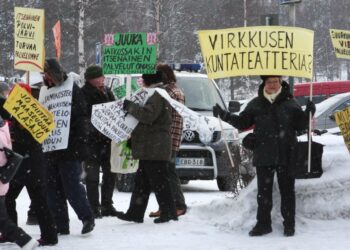 Mielenosoittajat olivat vastassa kuntaministeri Henna Virkkusta Joensuussa.