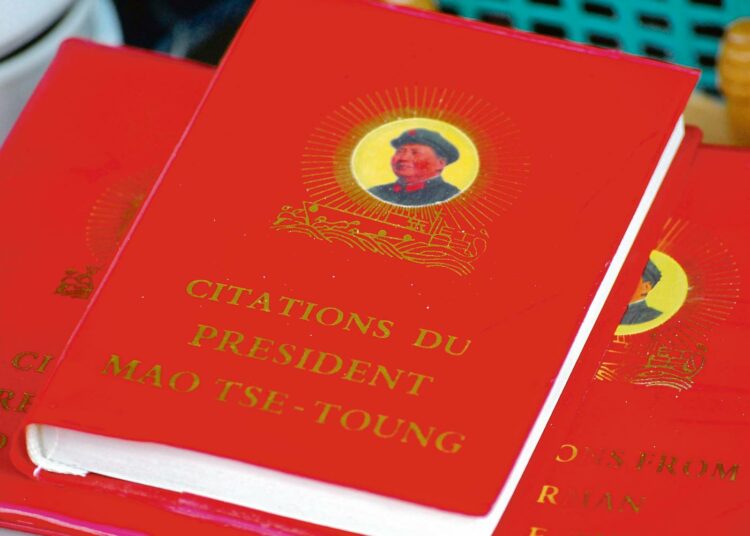 Kun kommunistipuolue nousi valtaan Kiinassa vuonna 1949, ryhdyttiin puolueen ja puheenjohtaja Maon asemaa pönkittämään massiivisilla propagandakampanjoilla.