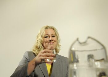 Valtiovarainministeri Jutta Urpilainen tiedotti vakuussopimuksesta tiistaina.
