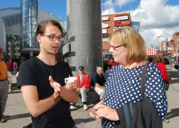 Vasemmistonuorten Petrus Kauppinen arvioi, että vasemmiston poliitikkoja on helppo lähestyä. Hän keskusteli lettukesteillä muiden muassa Annika Lapintien kanssa.