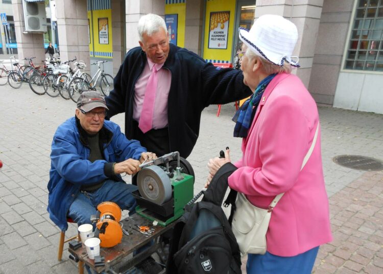 -Minä kuuntelen kansaa, sanoo Matti Pajuoja (kesk.) pitkän valtuustouransa salaisuudeksi.