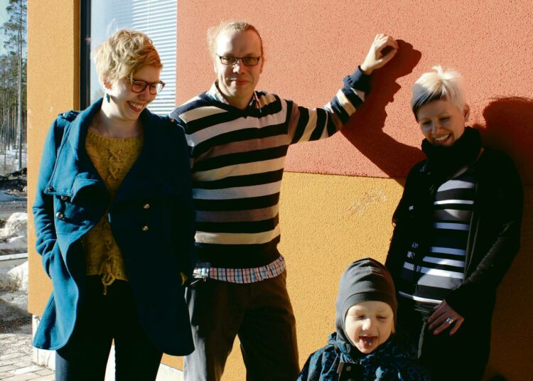 Kehäradan lisäksi Vantaalle rakennetaan myös asuntoja, mutta vuokra-asuntojen hinnat ovat vielä liian korkeita. Minttu Sillanpää (vas.), Ville Karinen ja Anu Kronberg-Merikukka seuraavat Villen pikkuvilpertin touhuja uudessa Leinelässä.
