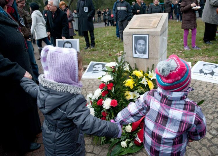 Lapset jättivät huhtikuussa kukkia vuonna 2006 murhatun Halit Yozgatin muistoksi Kasselissa.