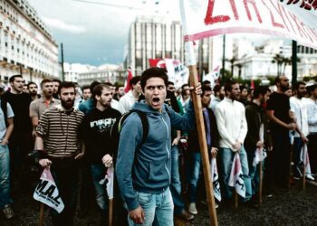 Espanjan ja Kreikan kaduilla kasvaa kansanliike velkojen läpivalaisemiseksi. Kuvassa kreikkalaisia mielenosoittajia Ateenassa 13. toukokuuta.