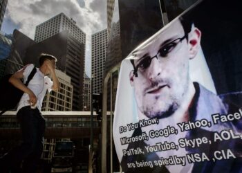 Edward Snowdenia tukeva juliste Hongkongissa.