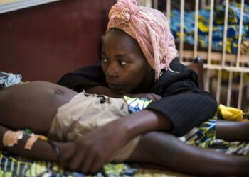 Äiti malariaa sairastavan poikansa vuoteen äärellä lastensairaalassa Banguissa, Keski-Afrikan tasavallassa.