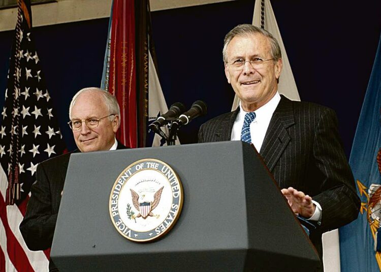 Varapresidentti Dick Cheney (vas.)  ja puolustusministeri Donald Rumsfeld vastasivat Yhdysvaltojen poliittisesta johdosta syyskuun 11. päivän iskujen aikana. Yhdysvaltalaistutkijan kirjan mukaan kumpikaan ei tehnyt mitään kaapattujen lentokoneiden pysäyttämiseksi.