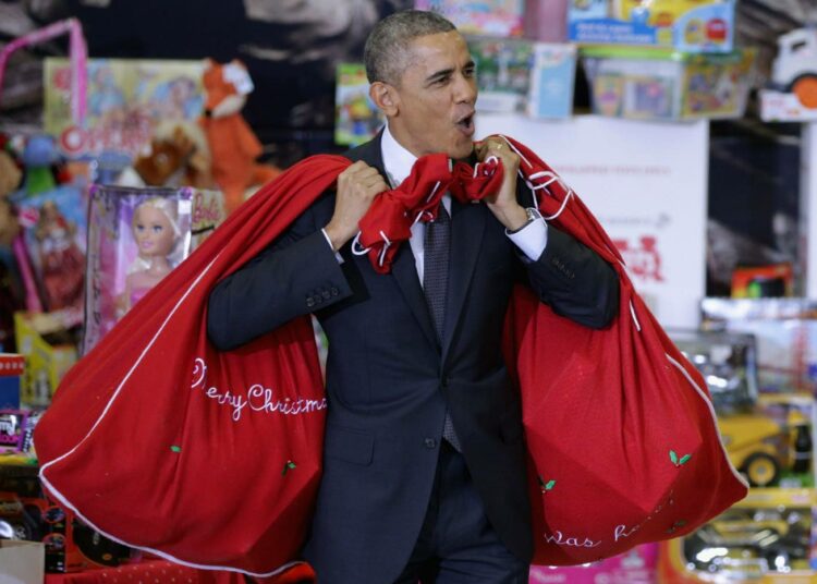 Presidentti Barack Obama kanniskeli torstaina merijalkaväen reserviläisten vähäosaisille lapsille keräämiä leluja.