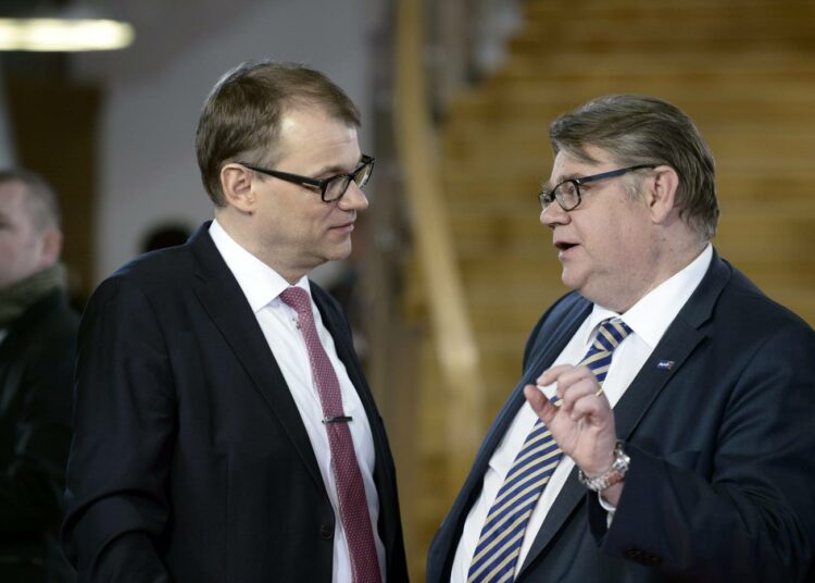 Politiikan tutkija Teppo Eskelisen mukaan paljon riippuu siitä, nostaako Juha Sipilä (vas.) Timo Soinin (oik.) valtionvarainministeriksi.