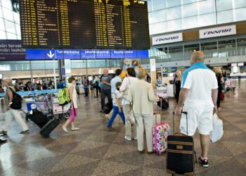 Matkustajia lähtöterminaalissa Helsinki-Vantaan lentokentällä. SLSY:n jäsenet eivät työskentele kello 11–13 Helsinki-Vantaan lentoasemalta lähtevillä lennoilla.