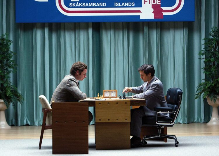 Legendaarinen MM-ottelu Reykjavikissa vuonna 1972, vastakkain Boris Spasski (Liev Schreiber, vas.)  ja Bobby Fischer (Tobey Maguire).