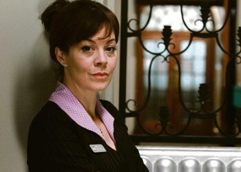 Aaron ja Julie on Tony Marchantin käsikirjoittama sarja keski-ikäisestä Juliesta ja 20 vuotta nuoremmasta Aaronista. Kuvassa Helen McCrory.