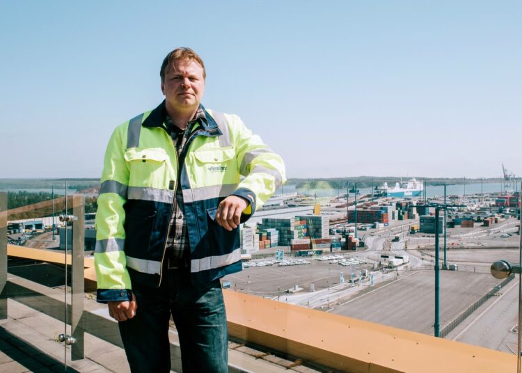 Laivakonemestari Ville Lehtomäen työpaikka, Finnlinesin Helsinki-Travemünde -linjan laiva on paraikaa satamassa.