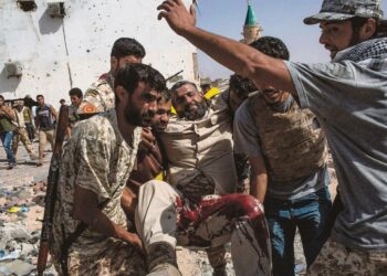 Libyan kansalliselle yhtenäisyyden hallitukselle uskolliset sotilaat kantoivat islamistijärjestö Isisin vastaisessa taistelussa haavoittunutta toveriaan viime viikolla Sirten kaupungissa.