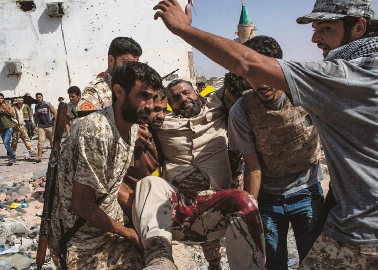Libyan kansalliselle yhtenäisyyden hallitukselle uskolliset sotilaat kantoivat islamistijärjestö Isisin vastaisessa taistelussa haavoittunutta toveriaan viime viikolla Sirten kaupungissa.