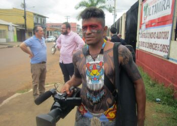 Brasilian Amazonian Xingujoella Miratun kylässä asuva Jailson Juruna opiskelee videokuvausta alkuperäisasukkaille järjestetyllä kurssilla.