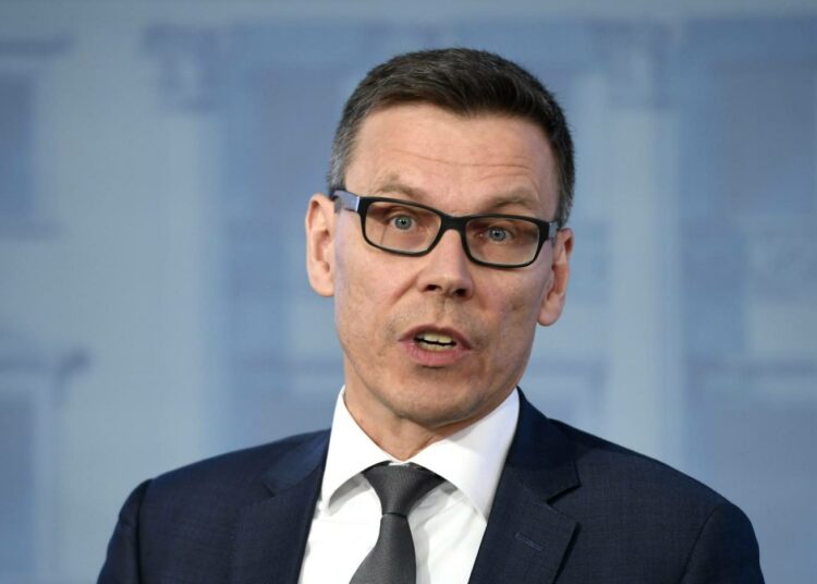 Ylijohtaja Seppo Spolander valtiovarainministeriön taloudellisen katsauksen tiedotustilaisuudessa tiistaina. VM:n mukaan talous kasvaa lähes kolme prosenttia.