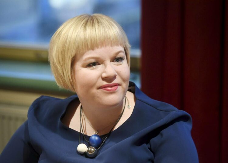 Perhe- ja peruspalveluministeri Annika Saarikko (kesk.) politiikan toimittajien vieraana keskiviikkona