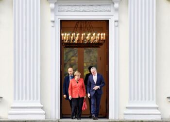 Liittokansleri Angela Merkel poistumassa maanantaina tapaamisesta liittopresidentti Frank-Walter Steinmeierin luota.