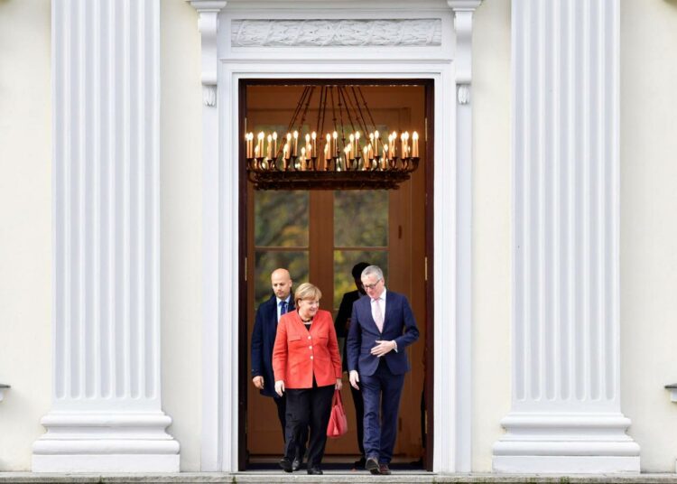 Liittokansleri Angela Merkel poistumassa maanantaina tapaamisesta liittopresidentti Frank-Walter Steinmeierin luota.