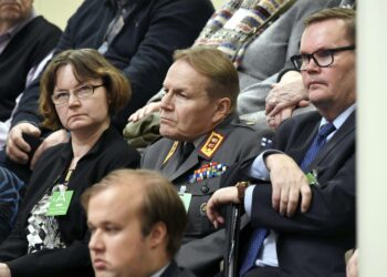 Puolustusvoimien tiedustelupäällikkö, kenraalimajuri Harri Ohra-aho (kesk.) ja Suojelupoliisin apulaispäällikkö Seppo Ruotsalainen (oik.) seurasivat eduskunnan lähetekeskustelua.