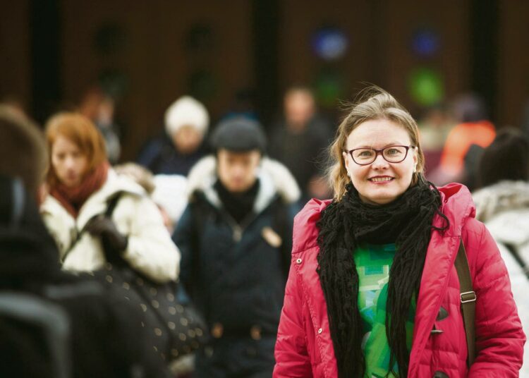 Tehokas työskentely saattaa usein vaikuttaa laiskottelulta, pelkältä sohvalla istumiselta, sanoo aivotutkija Minna Huotilainen.