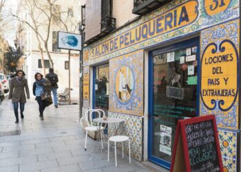 Paikallisten asukkaiden käyttämät perinteiset palvelut katoavat kiihtyvällä vauhdilla turistien suosimista kaupunginosista kuten Madridin Lavapiésistä