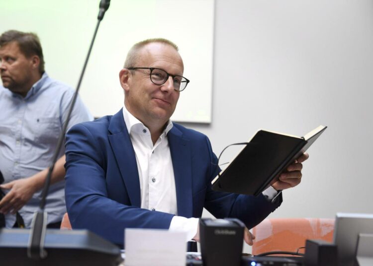 Jarkko Eloranta esitteli torstaina tiedotusvälineille SAK:n hallituksen näkemyksiä hallituksen pyrkimyksiin heikentää työlainsäädäntöä.