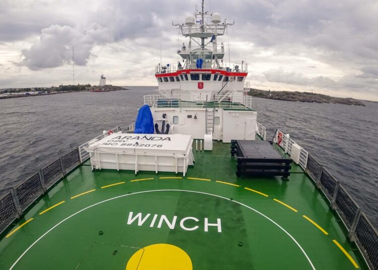 Tutkimusalus Aranda teki ensimmäisen matkansa peruskorjauksen jälkeen. Näkymä Arandan keulakannelta komentosillalle.