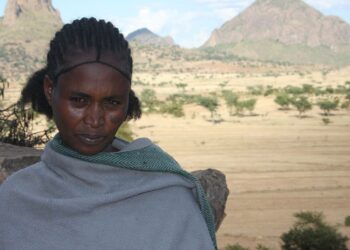 Etiopian ilmastonmuutoshanke pyrkii auttamaan erityisesti maaseudun naisia. Kuvan nainen asuu pohjoisen kuivalla Tigrayn alueella.