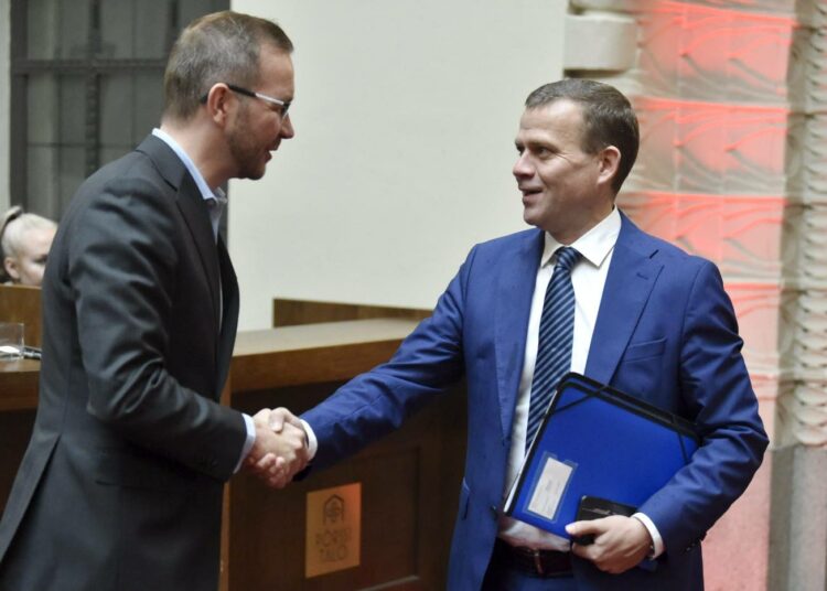 Finnwatchin mielestä Petteri Orpon johtama valtiovarainministeriö on kuunnellut liikaa elinkeinoelämän asiantuntijoita. Kuvassa Orpo Keskuskauppakamarin toimitusjohtajan Juho Romakkaniemen seurassa.