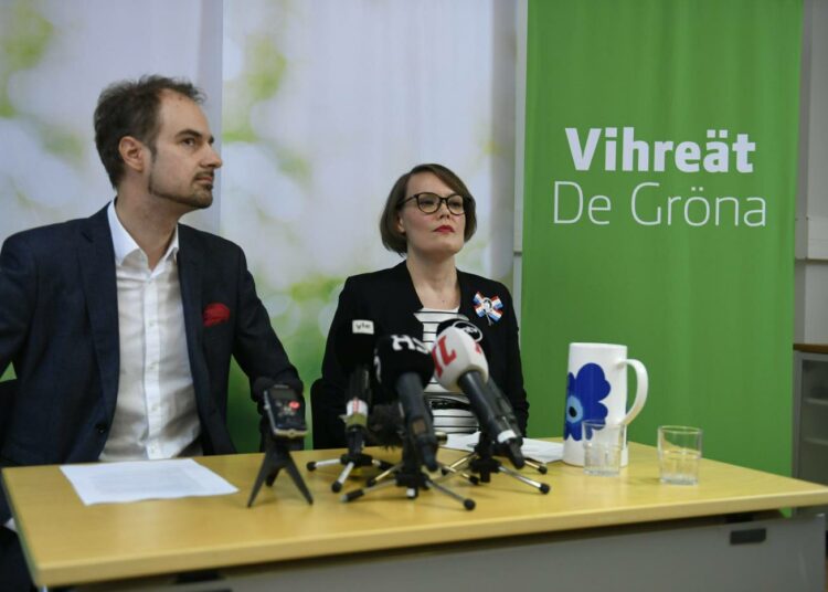 Vihreät kertoi puheenjohtaja Touko Aallon erosta eilisessä tiedotustilaisuudessa. Vasemmalla vihreiden puoluesihteeri Lasse Miettinen ja puoluevaltuuskunnan puheenjohtaja Kaisa Hernberg.