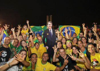 Jair Bolsonaron kannattajat juhlivat ehdokkaansa pahvikuvan kanssa vaalivoittoa Brasilian pääkaupungissa Brasiliassa.