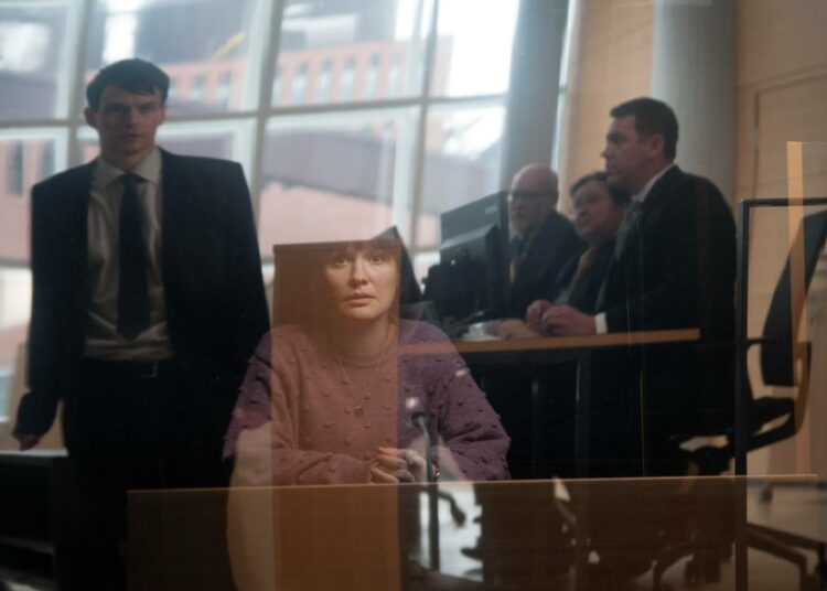 Niina (Lotta Kaihua) on odottanut vuosia oikeudenkäyntiä, jonka saa hoidettavakseen kokematon lakimies Aleksi (Johannes Holopainen).