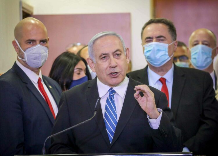 Pääministeri Benjamin Netanjahu antoi lausunnon ennen astumistaan oikeussaliin sunnuntaina.