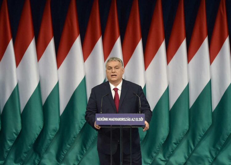 Ihan pieni määrä Unkarin lippuja ei riitä pääministeri Viktor Orbánille taustaksi.