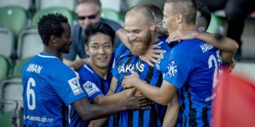 Interin kapteeni Timo Furuholm saa onnittelut tehtyään 1-0 voittomaalin Veikkausliigan ottelussa HJK:ta vastaan 17. heinäkuuta Turussa.