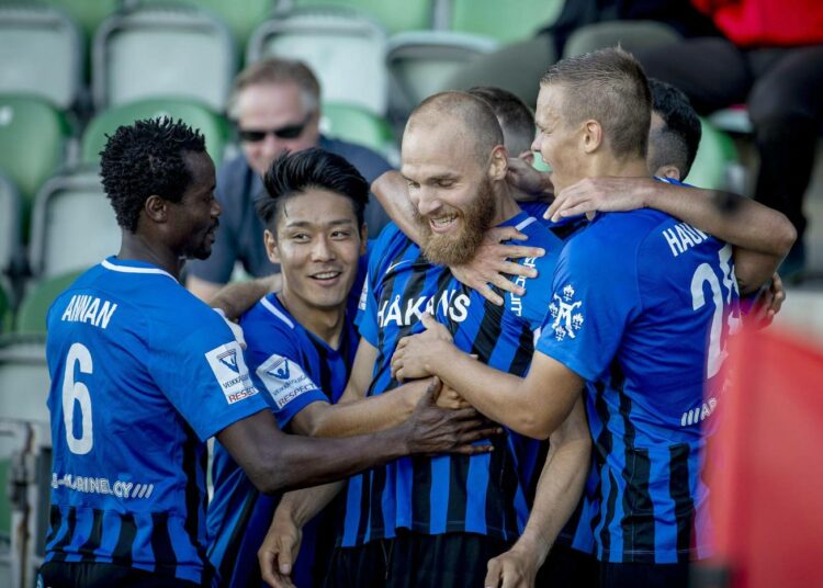 Interin kapteeni Timo Furuholm saa onnittelut tehtyään 1-0 voittomaalin Veikkausliigan ottelussa HJK:ta vastaan 17. heinäkuuta Turussa.