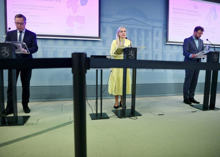 Ministerit Mika Lintilä, Maria Ohisalo jaTImo Harakka selvittivät perjantaina päivällä hallituksen sopimia matkustusrajoitusten muutoksia.