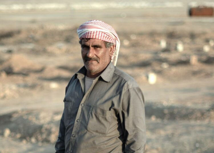 – Olen surullinen jokaisen takia. Hautaan heidät kuin he olisivat omia lapsiani, sanoo Ahmed Salem Shihab, joka on toiminut al-Holin kylän haudankaivajana jo 25 vuotta.