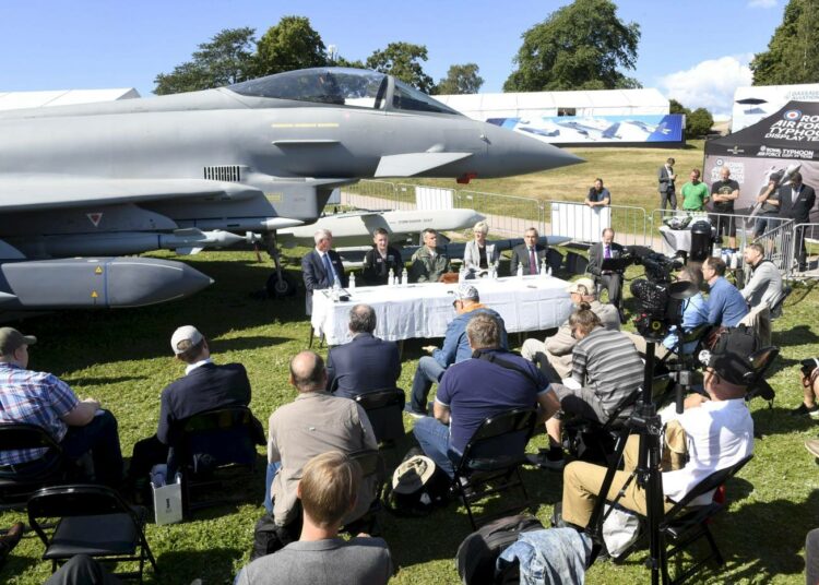Eurofighter-hävittäjää esiteltiin sangen miesvoittoiselle toimittajajoukolle Kaivopuistossa torstaina.