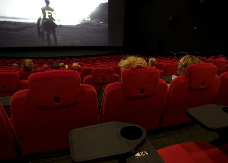 Elokuvateatteissa riittää katsojilla ainakin tilaa, kun katsomoihin pääsee vain murto-osa normaalista katsojamäärästä.