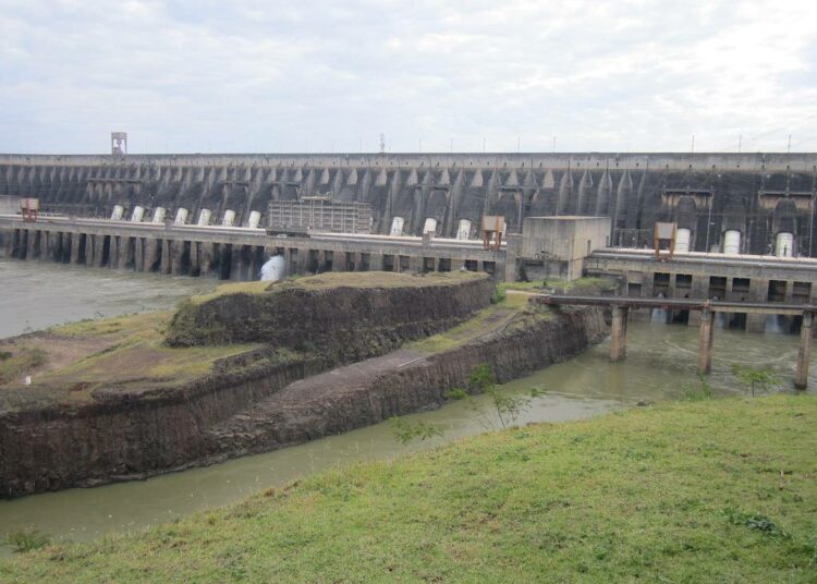 Brasilian ja Paraguayn yhteisen Itaipún vesivoimalaitoksen patomuuria. Kun sateet ovat runsaita, rajajoki Paranáan rakennettu vesivoimala on maailman suurin lajissaan. Tänä vuonna kuivuus on jyrkästi tipauttanut tuotantoa.