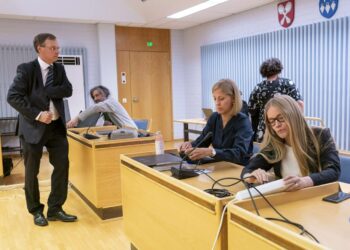 Junes Lokka (vas.), toimittaja Johanna Vehkoo (oik.) hänen asianajaja Martina Kronström (kesk.) valmistautuvat istuntoon Rovaniemen hovioikeudessa Oulussa 26. elokuuta 2020.