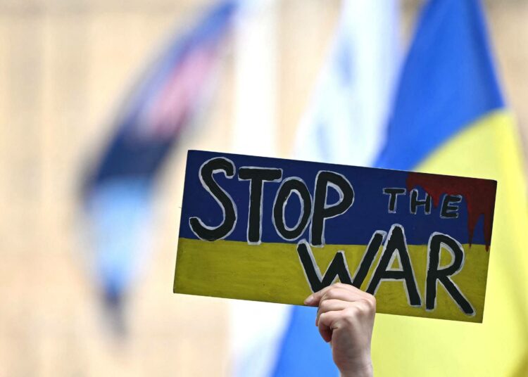 Lontoossa 1. kesäkuuta järjestetyssä mielenosoituksesa vaadittiin Venäjää palauttamaan Ukrainasta pois viedyt lapset. Kyltissä vaaditaan sodan lopettamista.