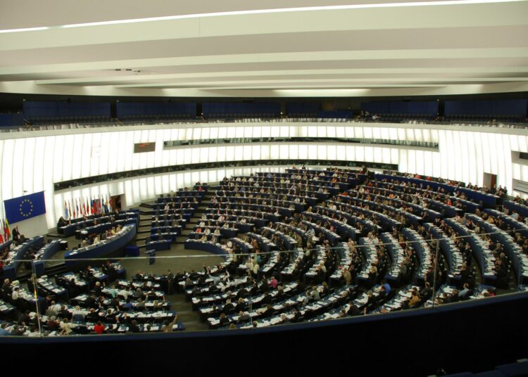 Europarlamentin ”kokoomus” kiristää muita suuria ryhmiä uhkaamalla liittoutua äärioikeiston kanssa.